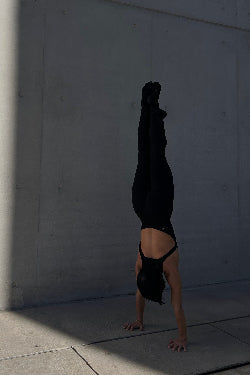 Πόνος στο καρπό στα handstands: Όλα όσα πρέπει να γνωρίζετε.